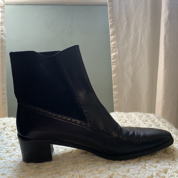 Vintage Ferragamo size 7 black ankle boots. - Picture 2 of 12